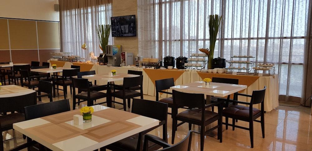 One Central Hotel & Suites Cebu Bagian luar foto