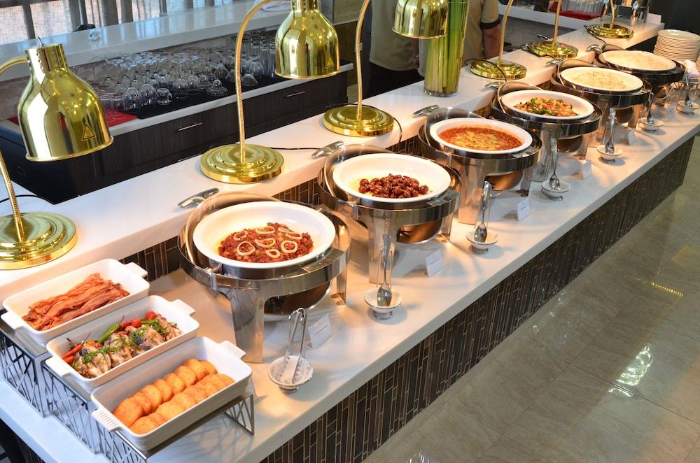 One Central Hotel & Suites Cebu Bagian luar foto