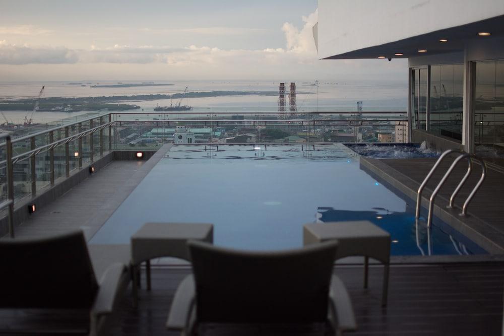 One Central Hotel & Suites Cebu Bagian luar foto
