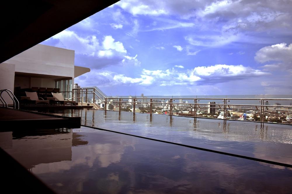 One Central Hotel & Suites Cebu Bagian luar foto