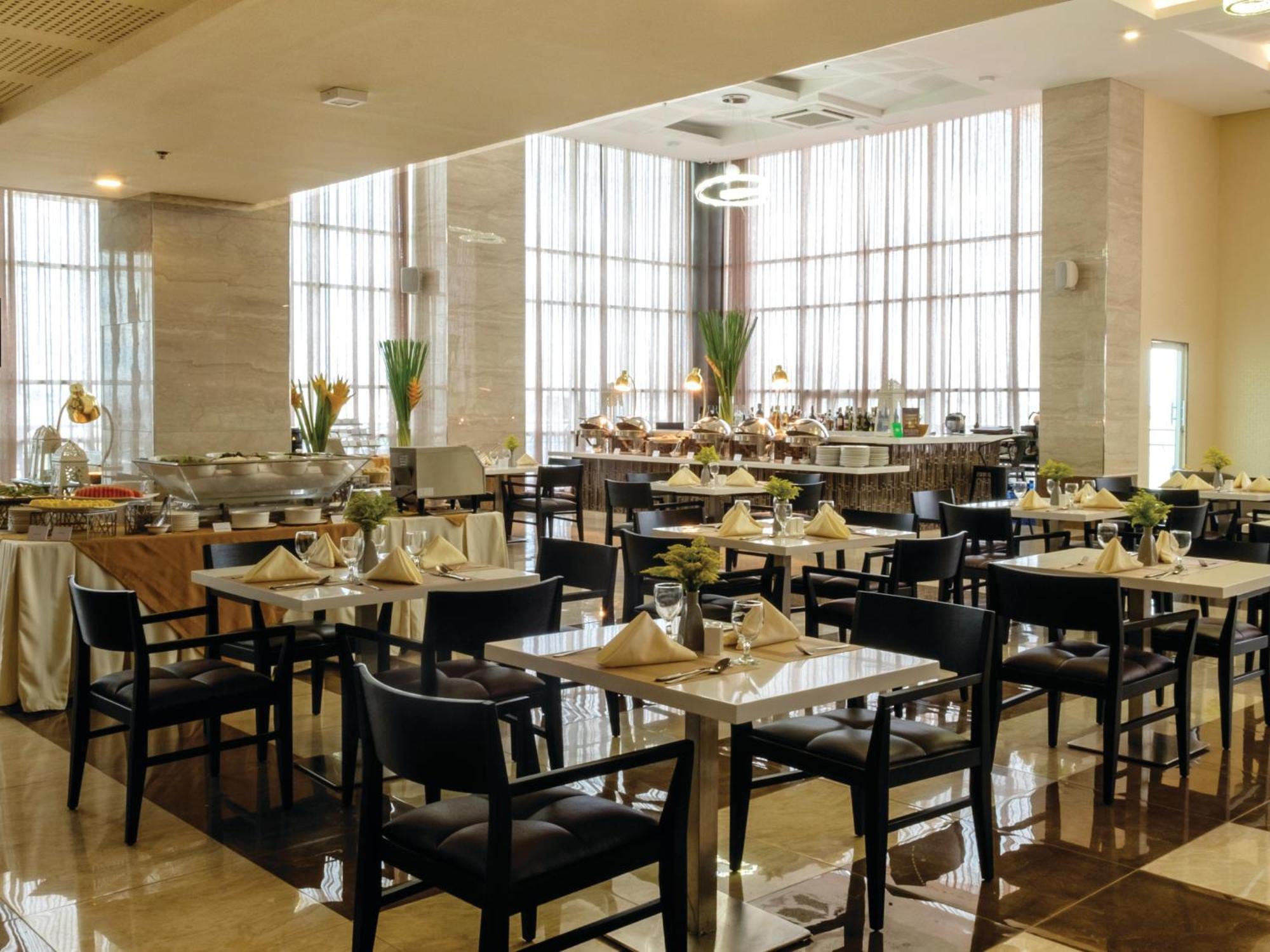 One Central Hotel & Suites Cebu Bagian luar foto