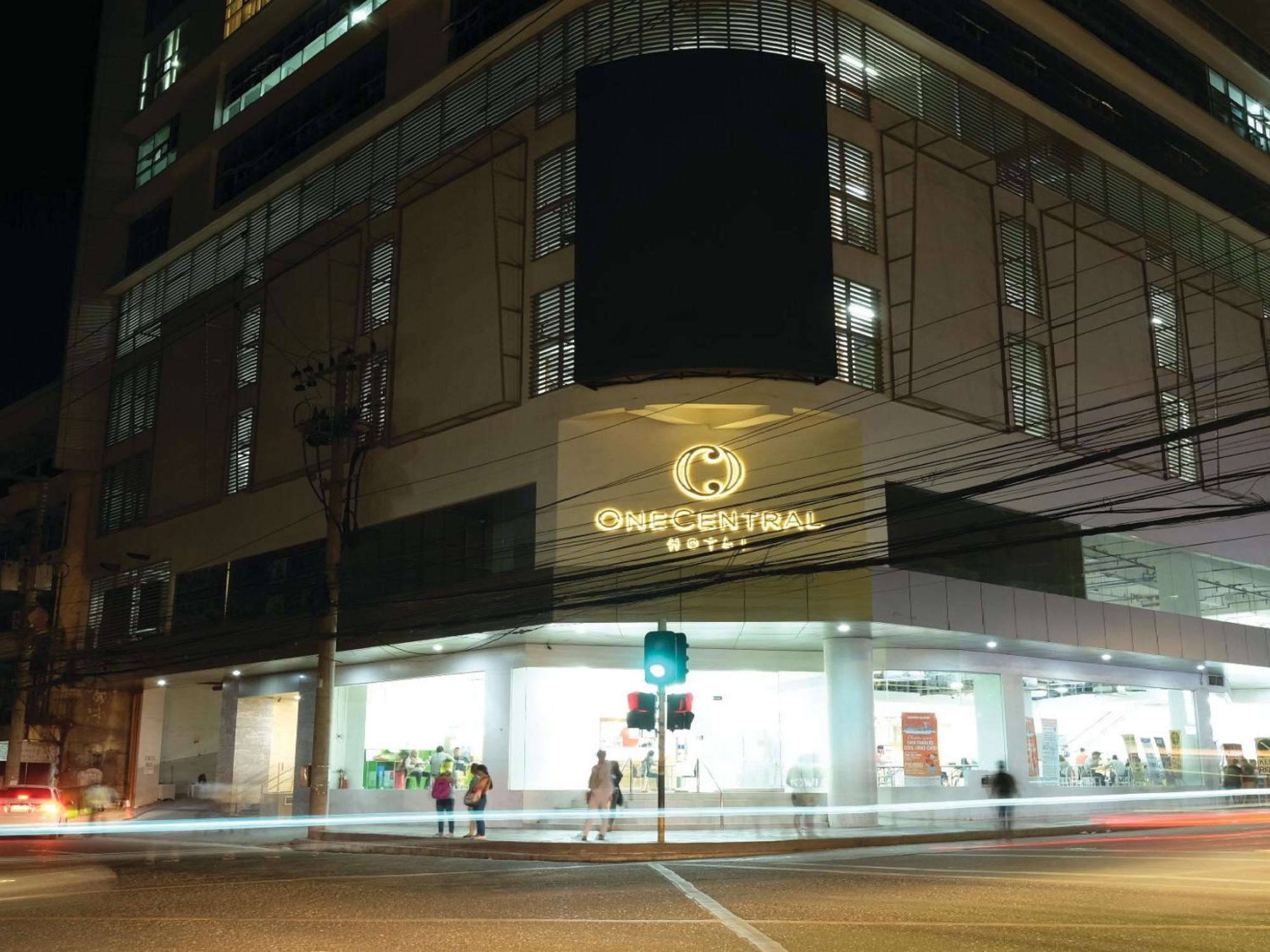 One Central Hotel & Suites Cebu Bagian luar foto