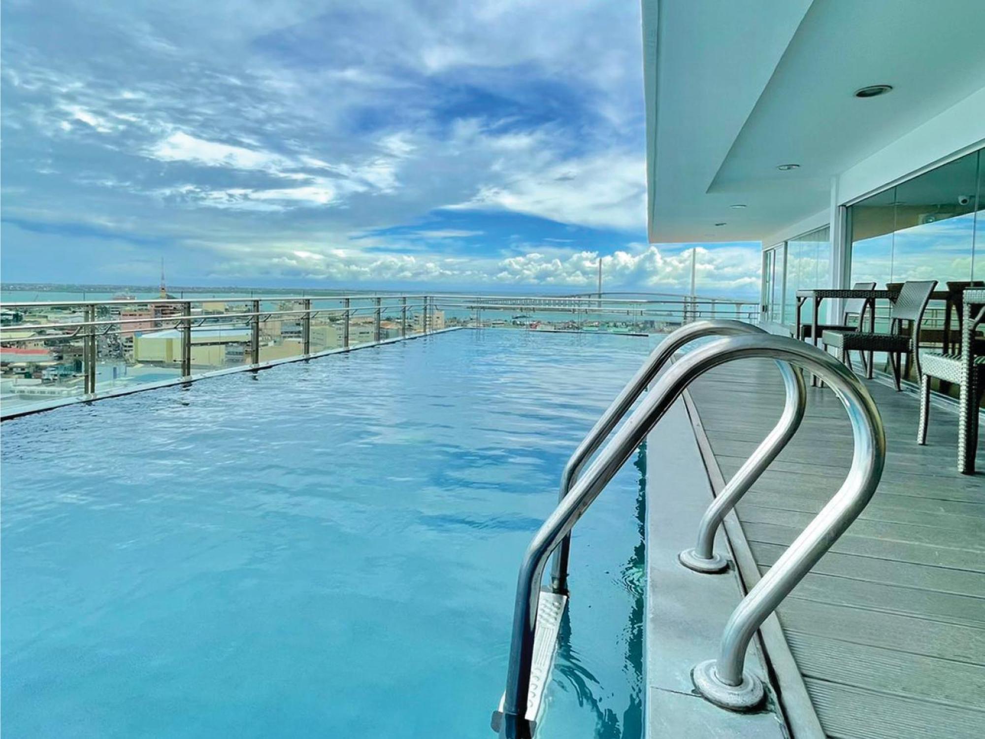 One Central Hotel & Suites Cebu Bagian luar foto