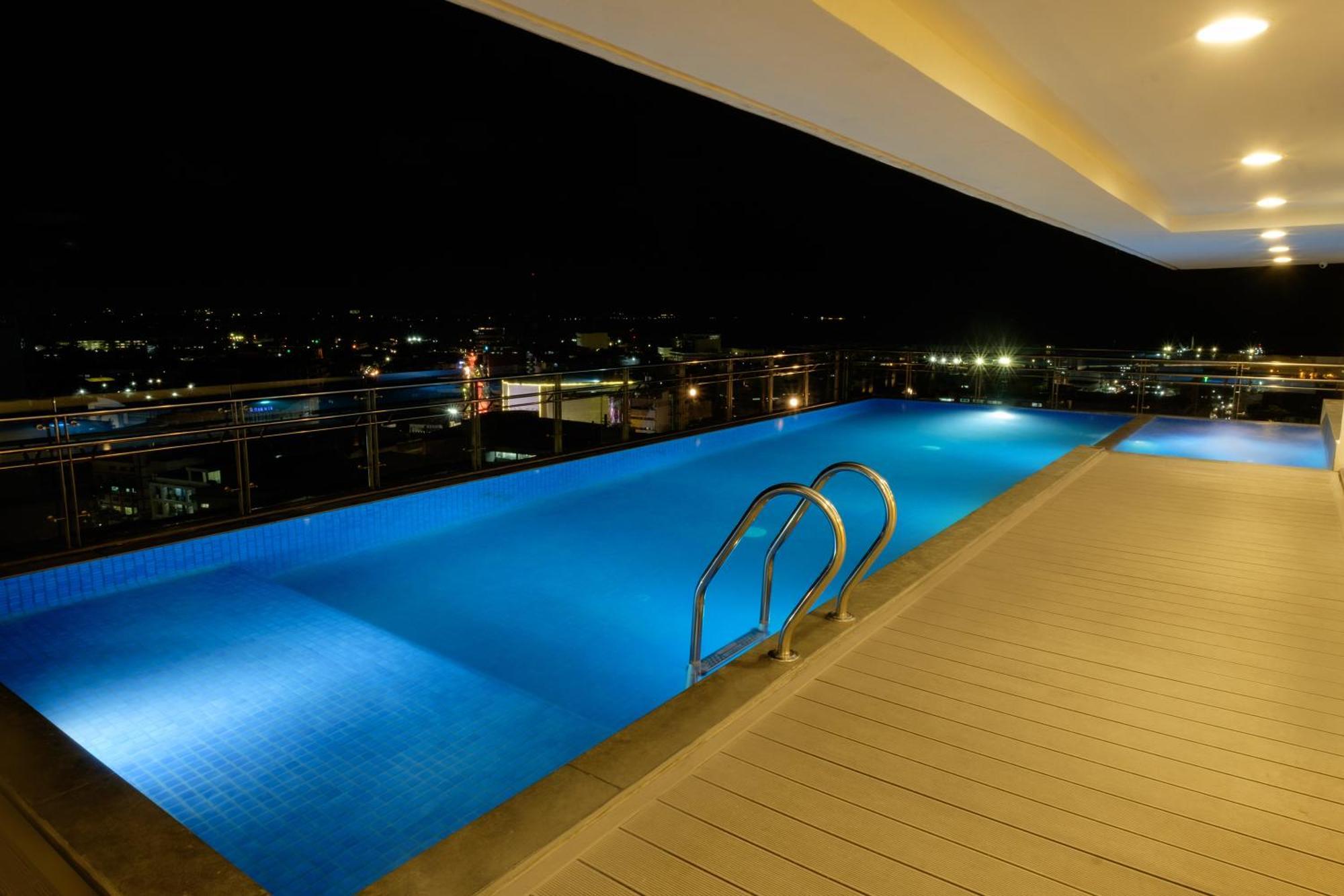 One Central Hotel & Suites Cebu Bagian luar foto