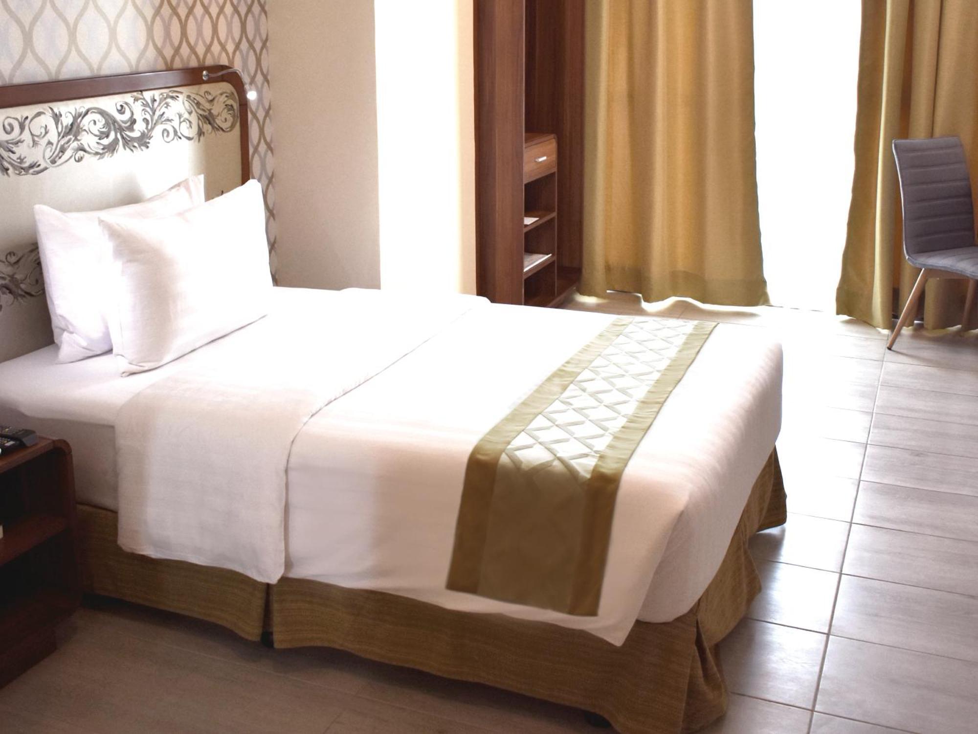 One Central Hotel & Suites Cebu Bagian luar foto