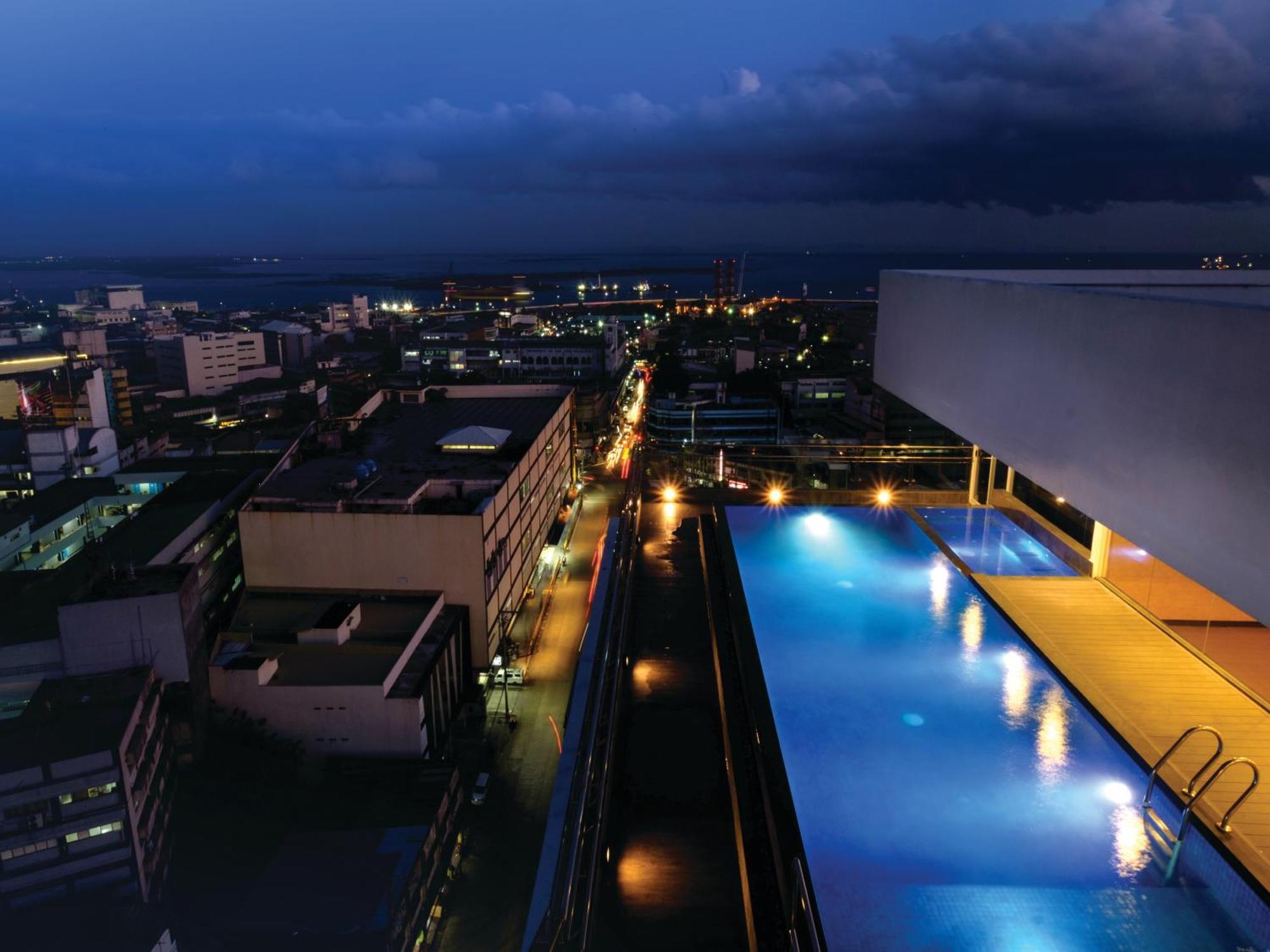One Central Hotel & Suites Cebu Bagian luar foto