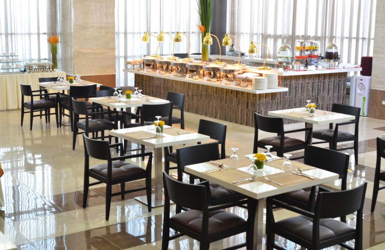 One Central Hotel & Suites Cebu Bagian luar foto