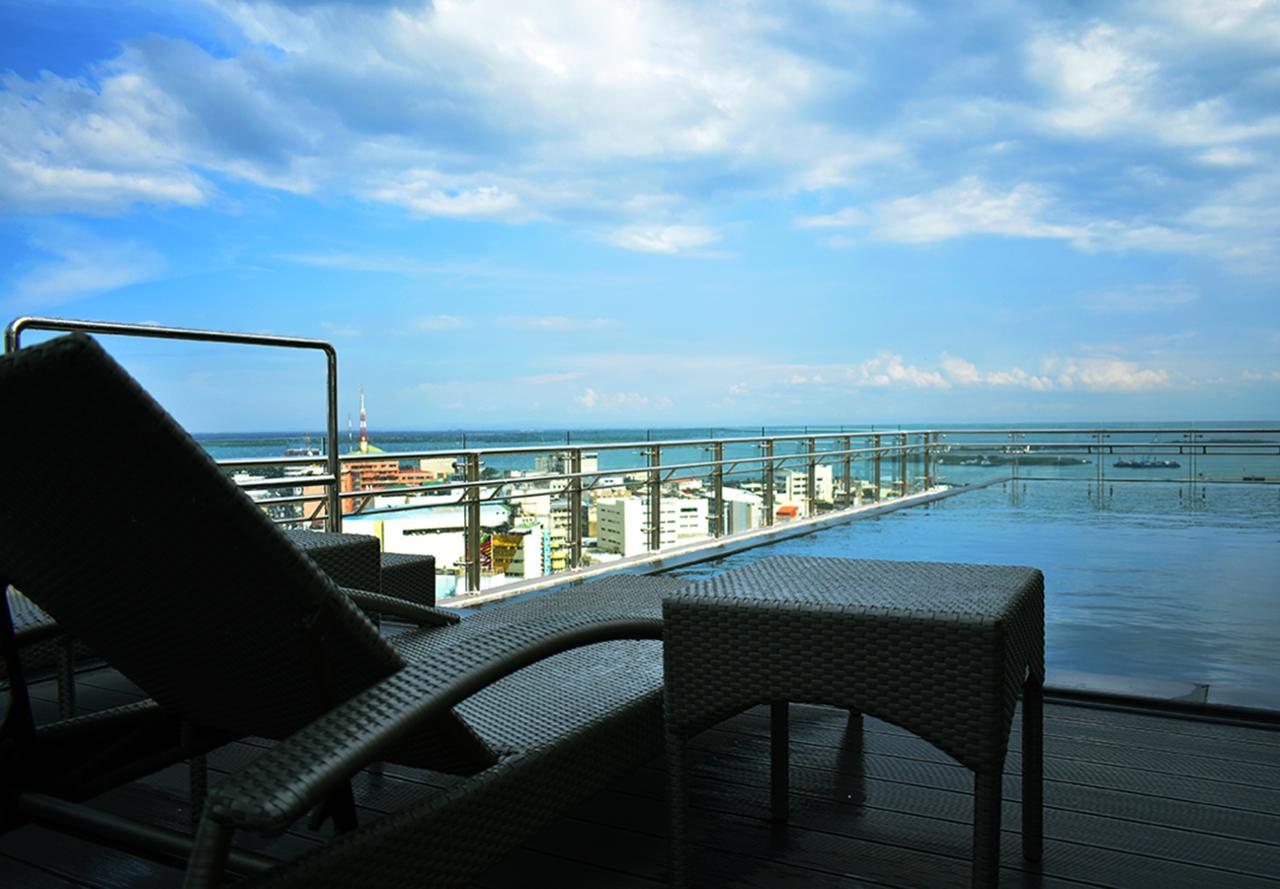 One Central Hotel & Suites Cebu Bagian luar foto