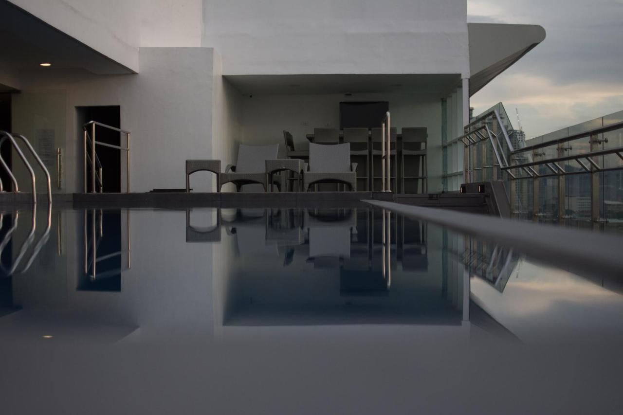 One Central Hotel & Suites Cebu Bagian luar foto