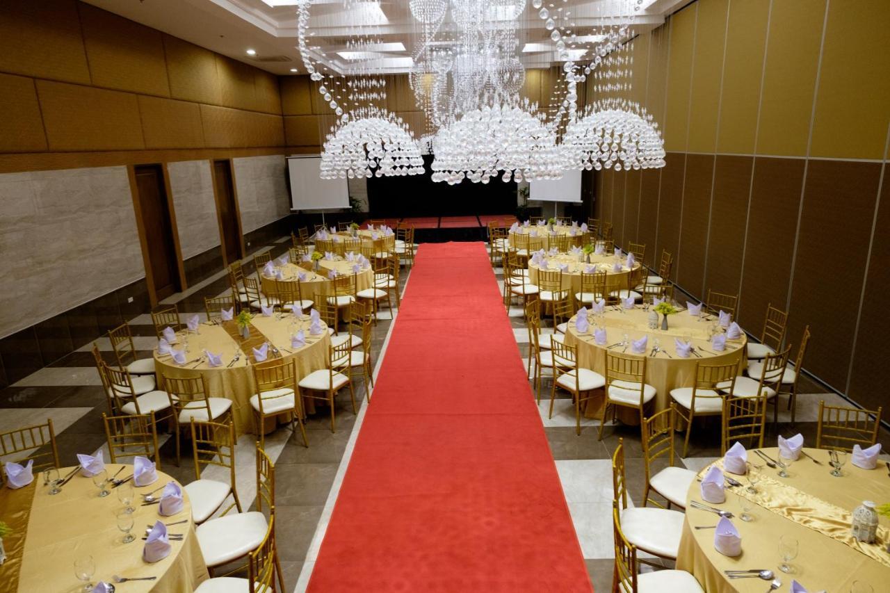 One Central Hotel & Suites Cebu Bagian luar foto