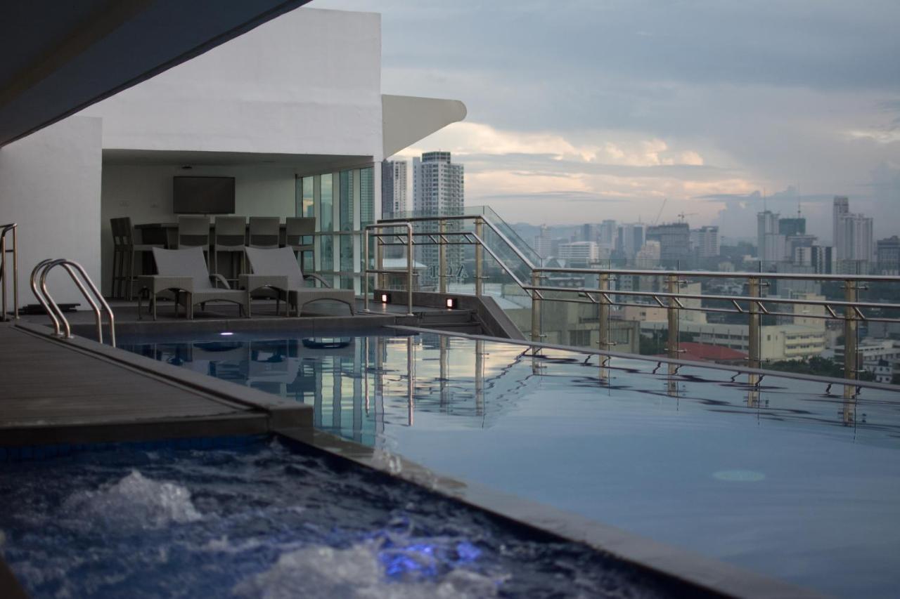 One Central Hotel & Suites Cebu Bagian luar foto