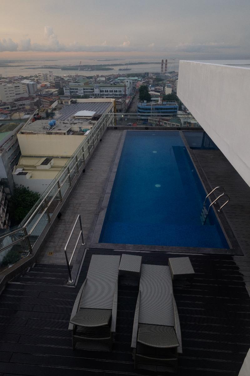 One Central Hotel & Suites Cebu Bagian luar foto