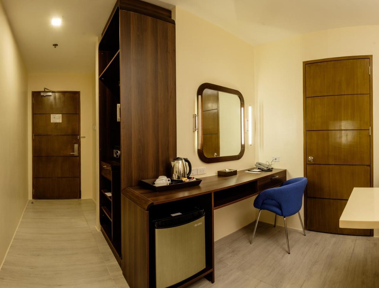 One Central Hotel & Suites Cebu Bagian luar foto
